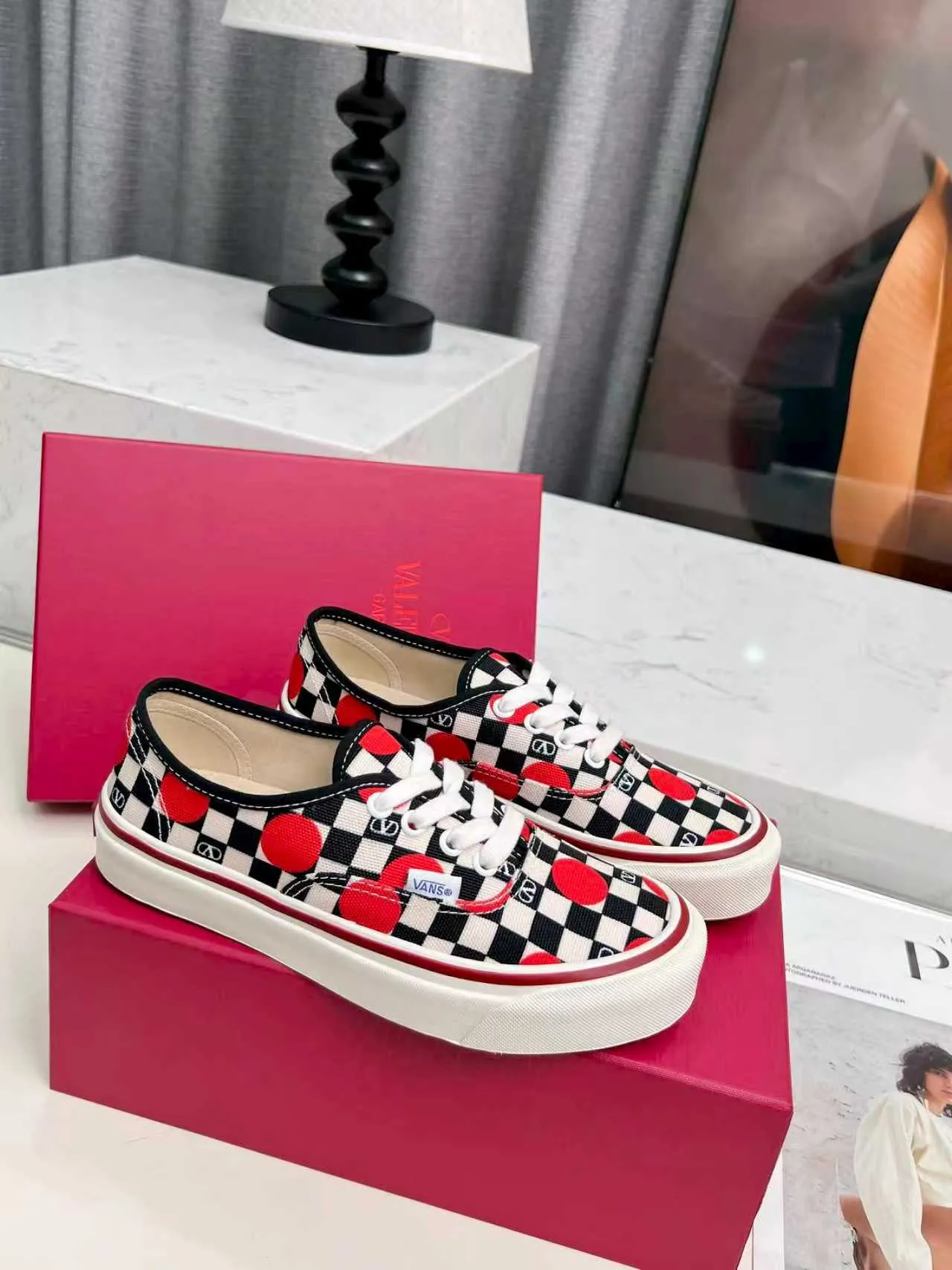 [Valentino Giving classic shoes a personality that spans the ages. Many celebrities - Jolin Tsai. Yang Zi. Liu Wen. Ma Baiquan. Choi Soobin. freen. Song Zuer. JJ Lin. zel. Cecilia Cheung. shark. Xin Yunlai...same style.